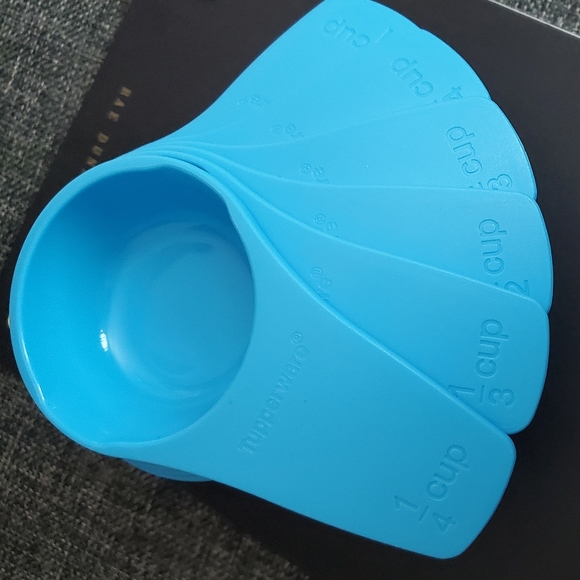Display pieces tupperware measuring cups - Picture 2 of 2